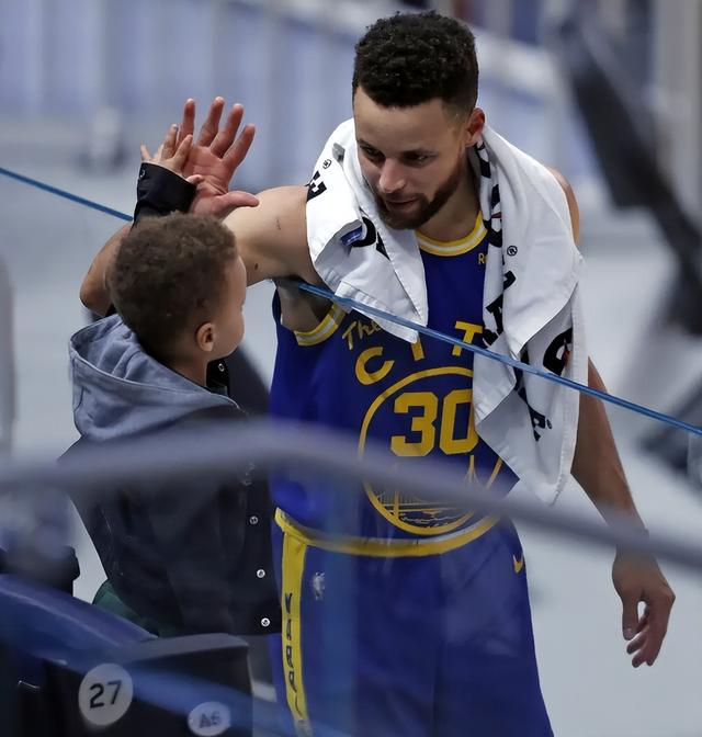 欧宝直播今晨成都蓉城调整名单以备NBA季后赛今晨新奥尔良鹈鹕再遭质疑,库里连续五场比赛得分超过惊艳表现瞬间刷屏的简单介绍